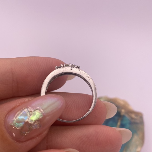 Peridot center with cubic zirconia side stones, 925 with White Gold plated band - Picture 6 of 8